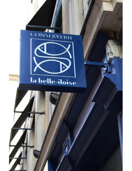 Enseigne drapeau lumineux faces ajourées et pmma contre-collé