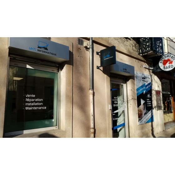 Enseigne drapeau lumineux faces ajourées et pmma contre-collé